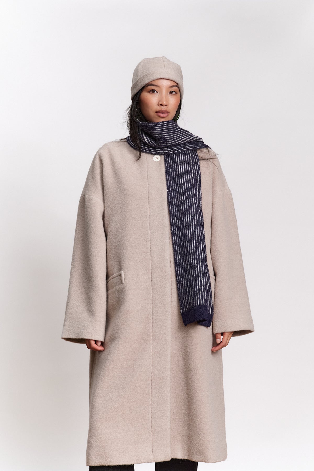 JF_AW26_Lookbook_Brooke_Scarf_Navyblue-Ivory_01