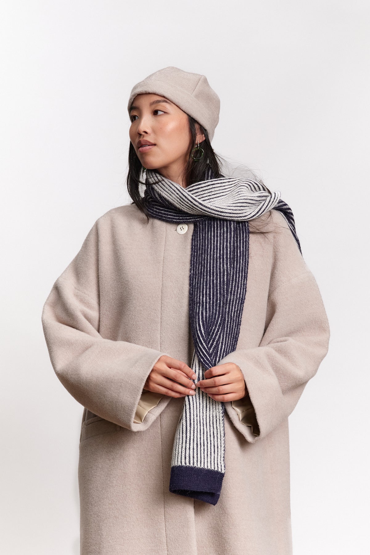 JF_AW26_Lookbook_Brooke_Scarf_Navyblue-Ivory_02