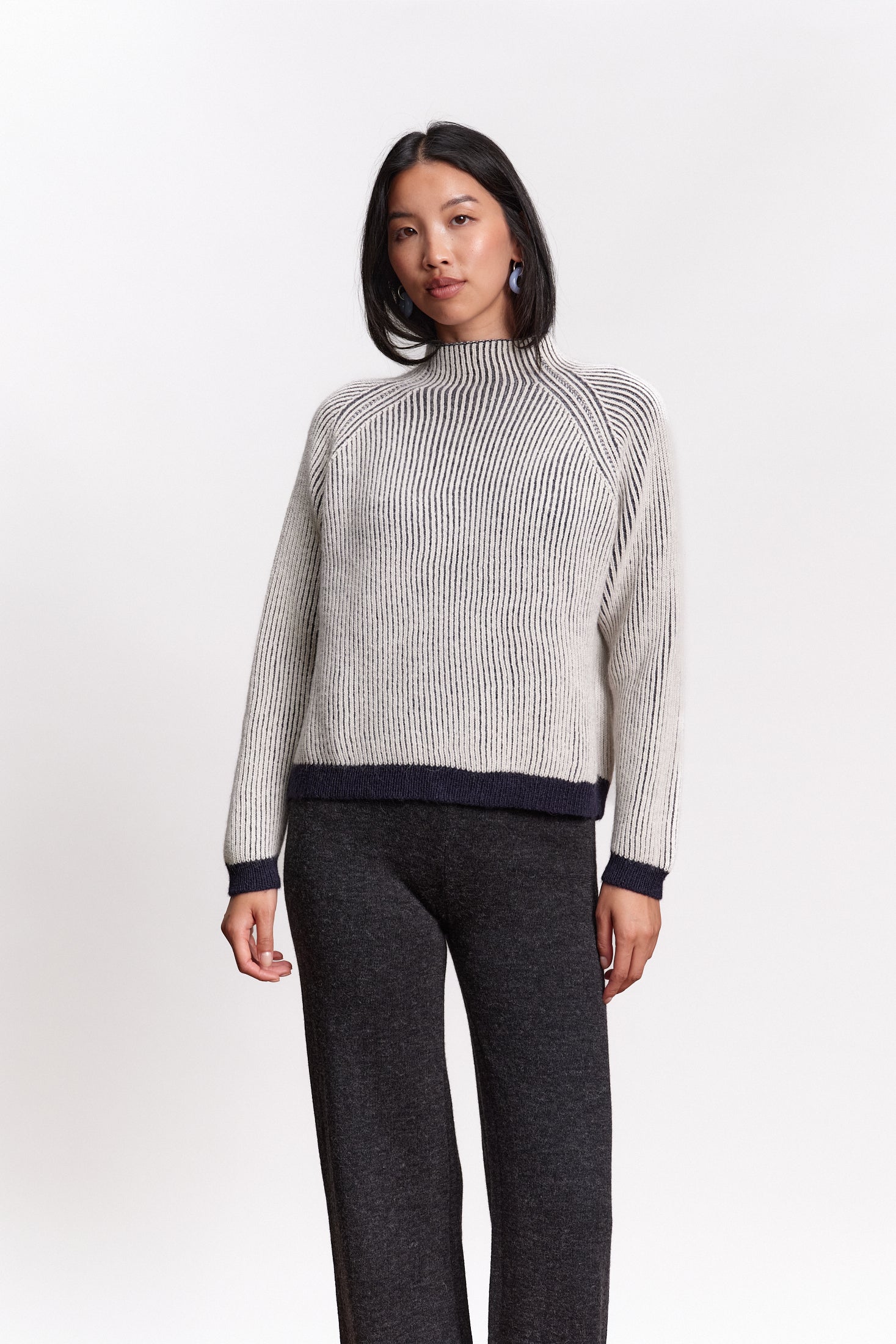 JF_AW26_Lookbook_Brooke_Sweater_Navyblue-Ivory_01