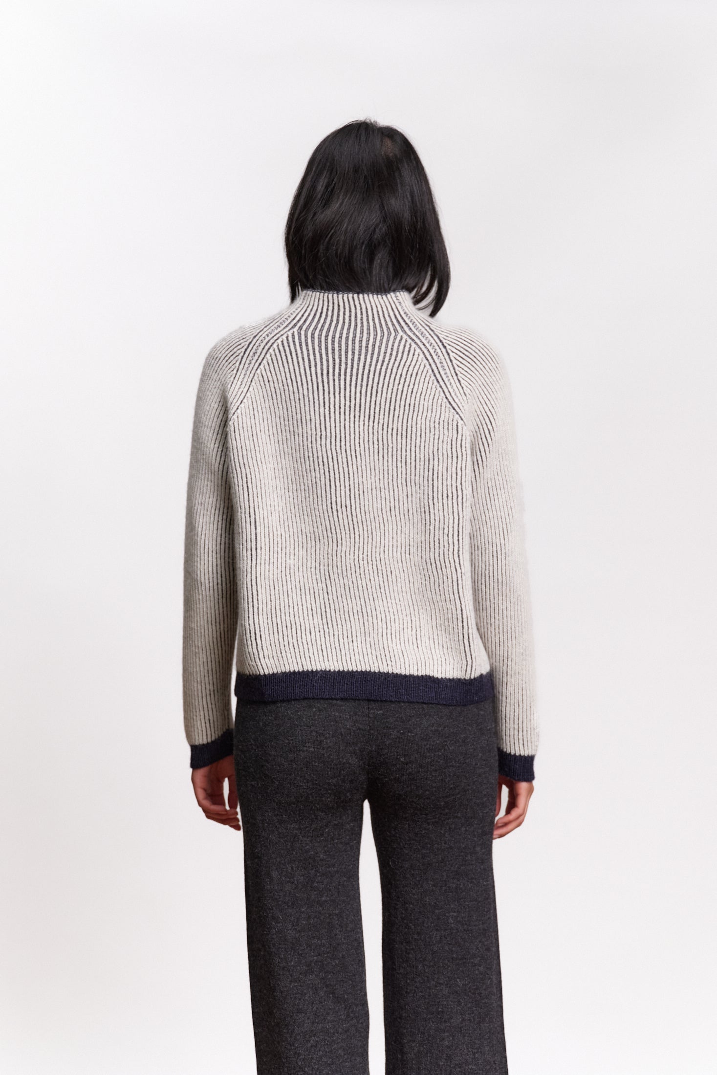 JF_AW26_Lookbook_Brooke_Sweater_Navyblue-Ivory_02