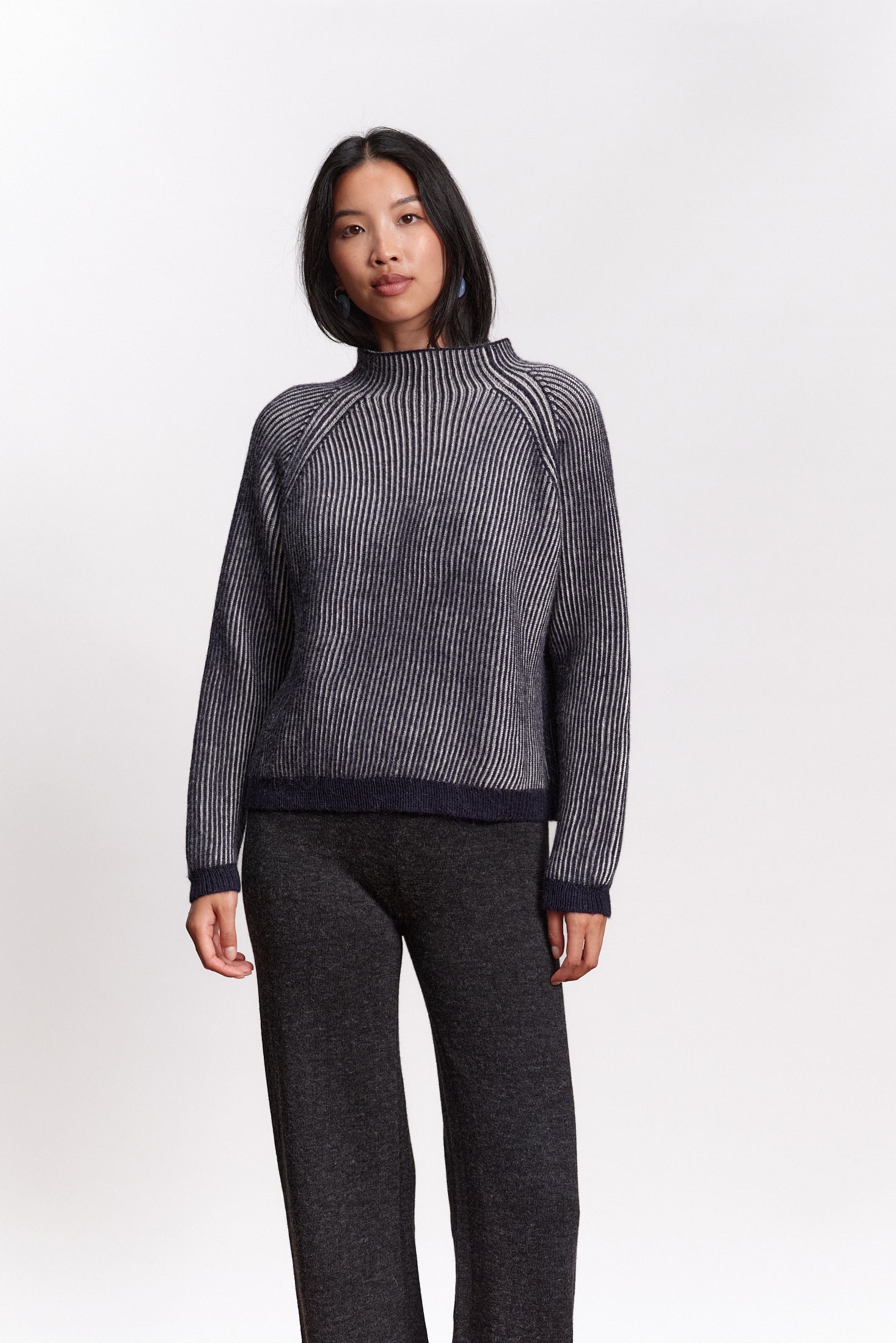 JF_AW26_Lookbook_Brooke_Sweater_Navyblue-Ivory_03