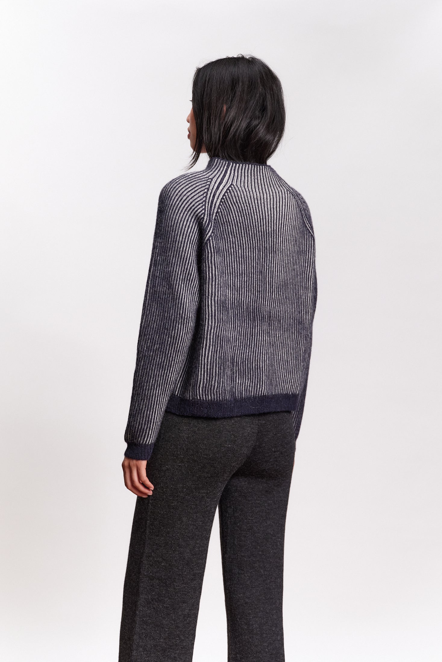 JF_AW26_Lookbook_Brooke_Sweater_Navyblue-Ivory_04