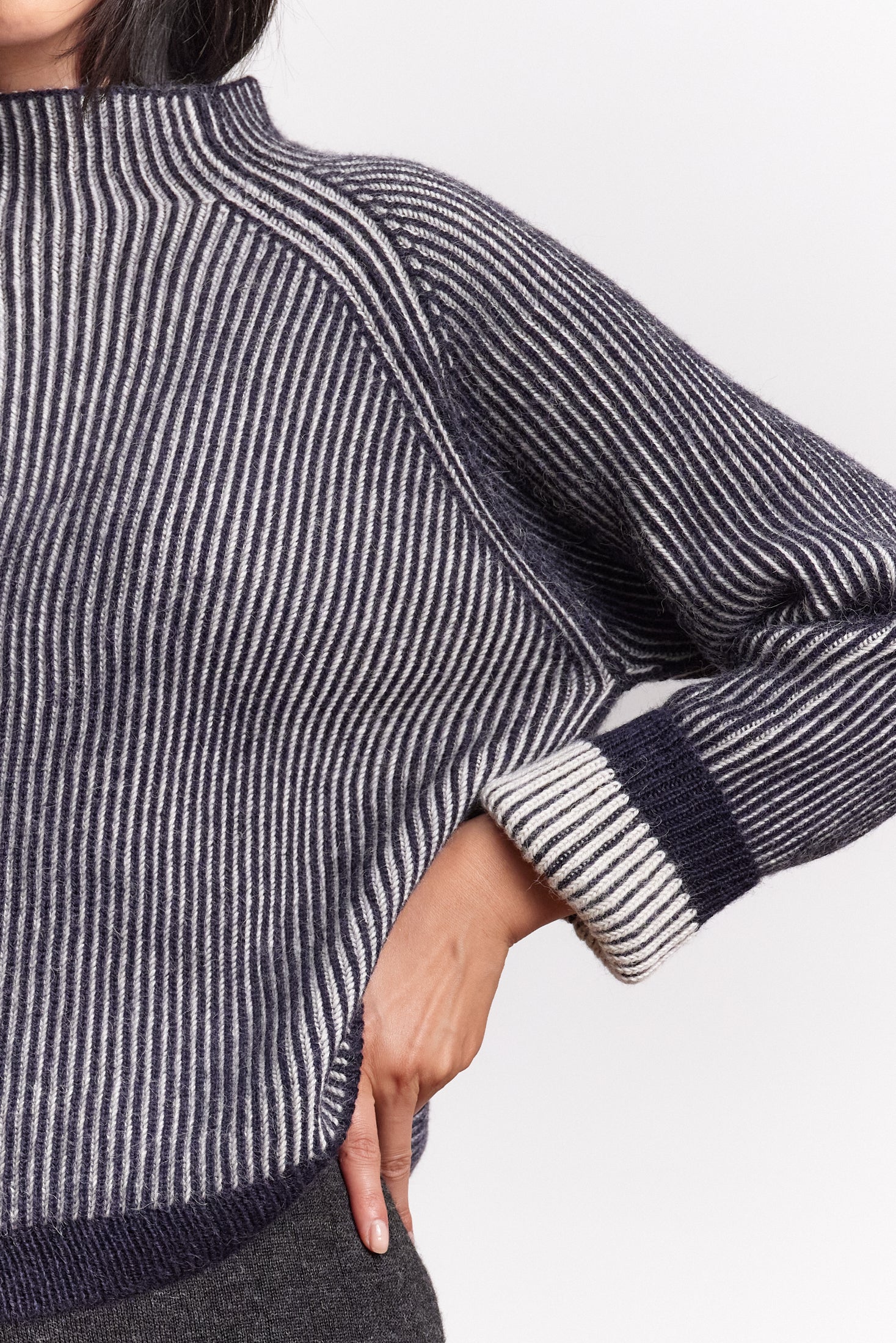 JF_AW26_Lookbook_Brooke_Sweater_Navyblue-Ivory_05