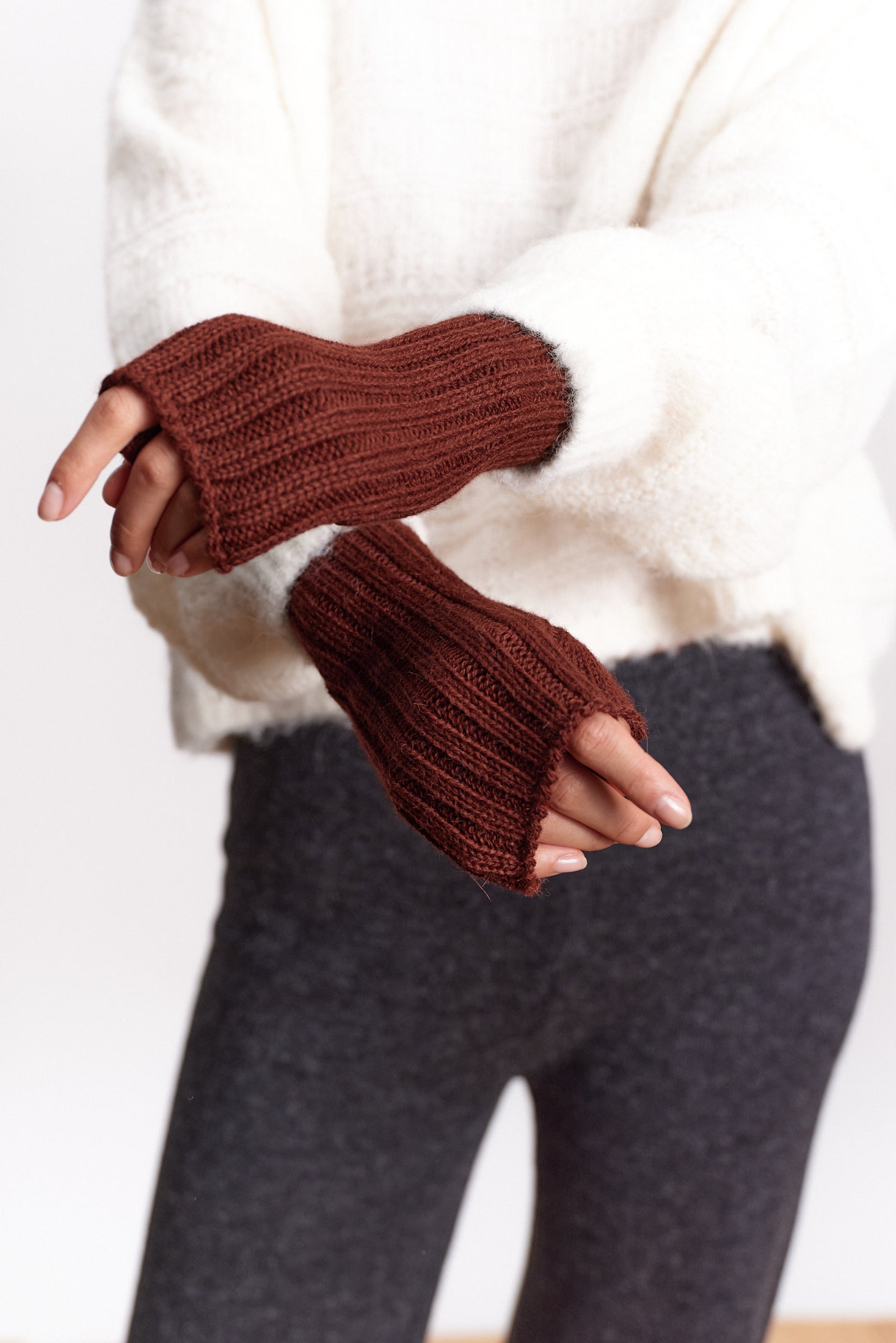 JF_AW26_Lookbook_Charlie_Mittens_Brown_01