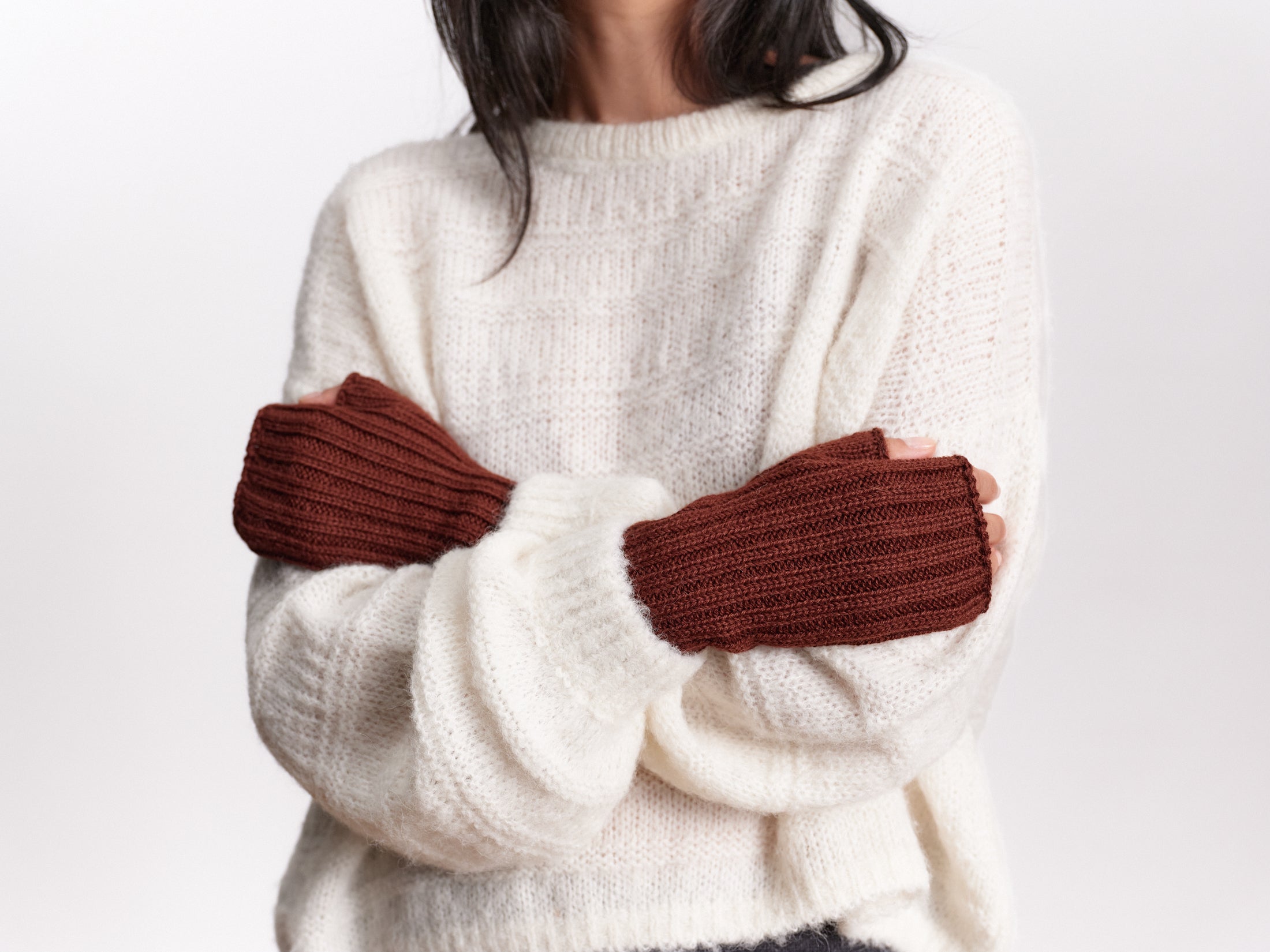 JF_AW26_Lookbook_Charlie_Mittens_Brown_02