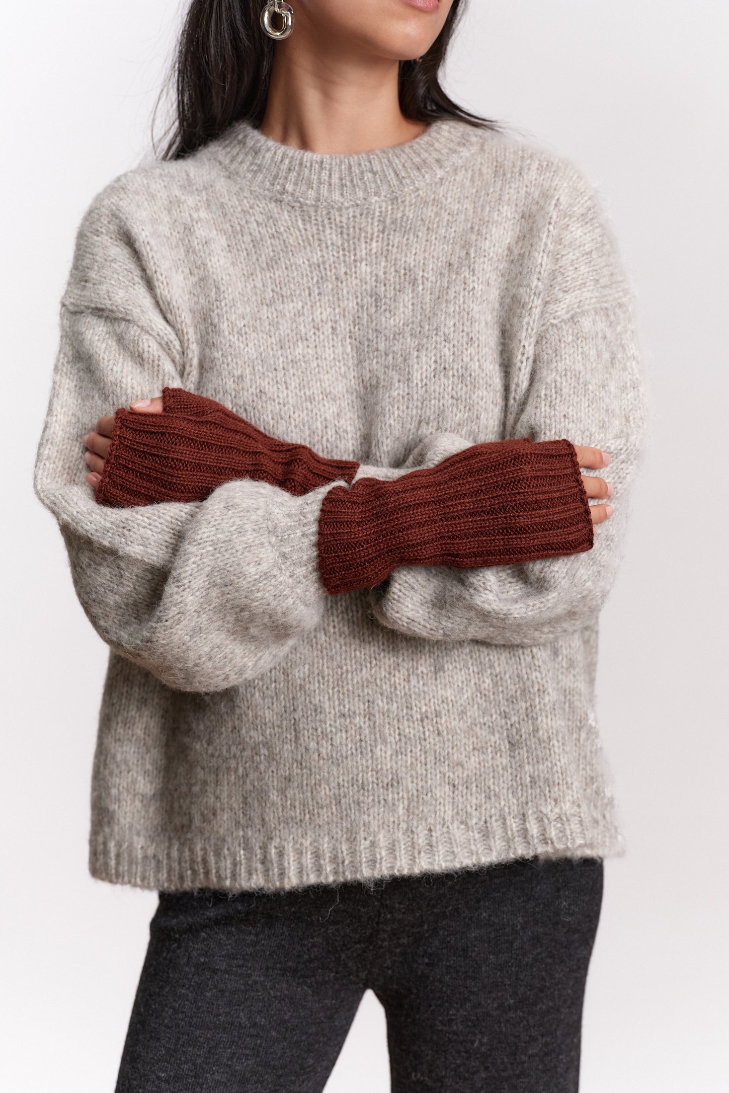 JF_AW26_Lookbook_Charlie_Mittens_Brown_03