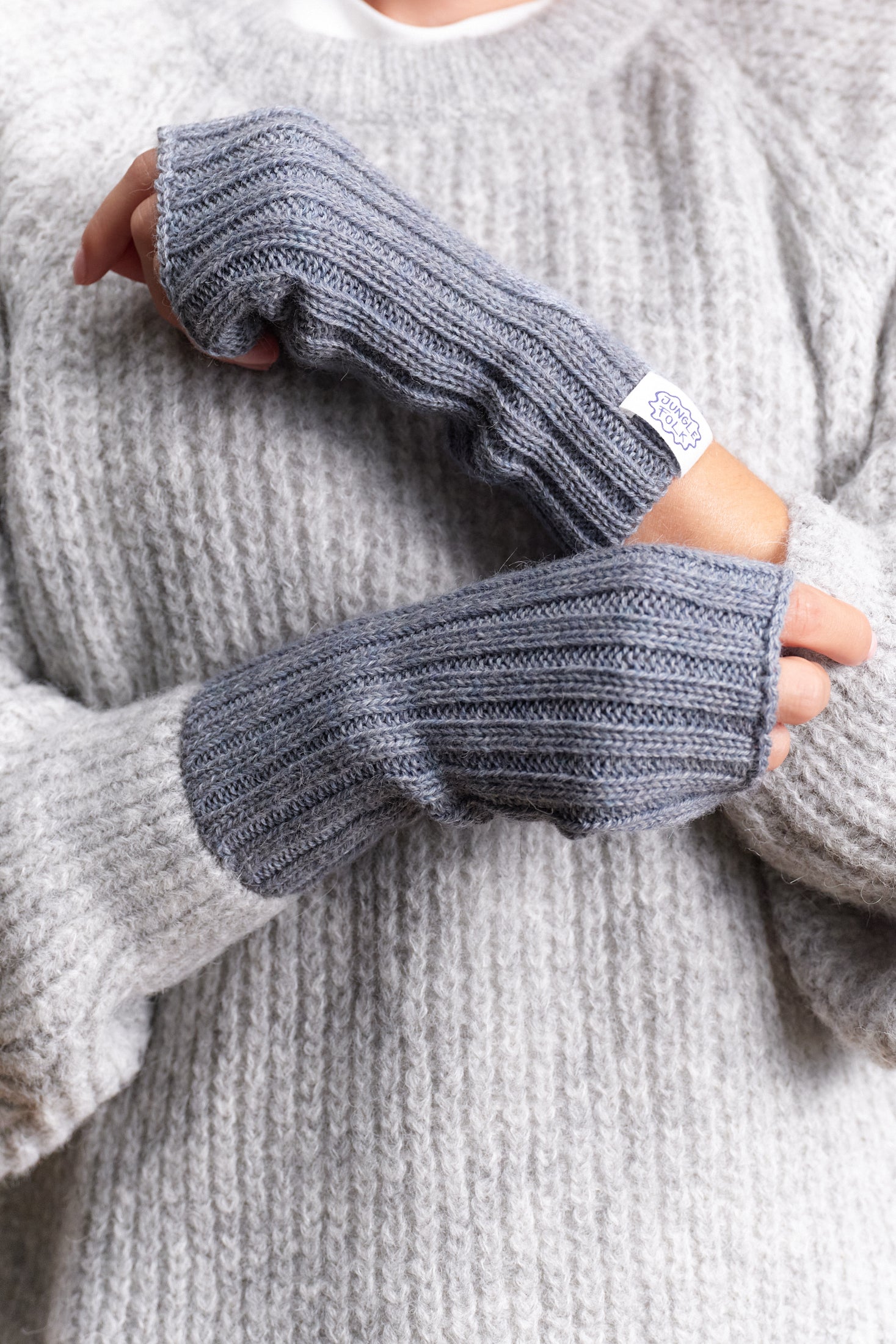 JF_AW26_Lookbook_Charlie_Mittens_Cloudyblue_02