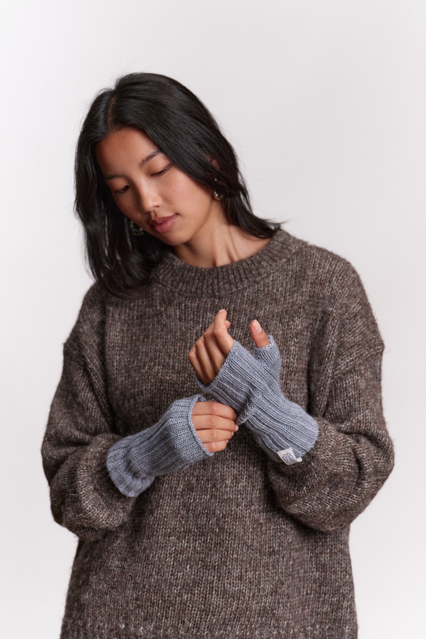 JF_AW26_Lookbook_Charlie_Mittens_Cloudyblue_03