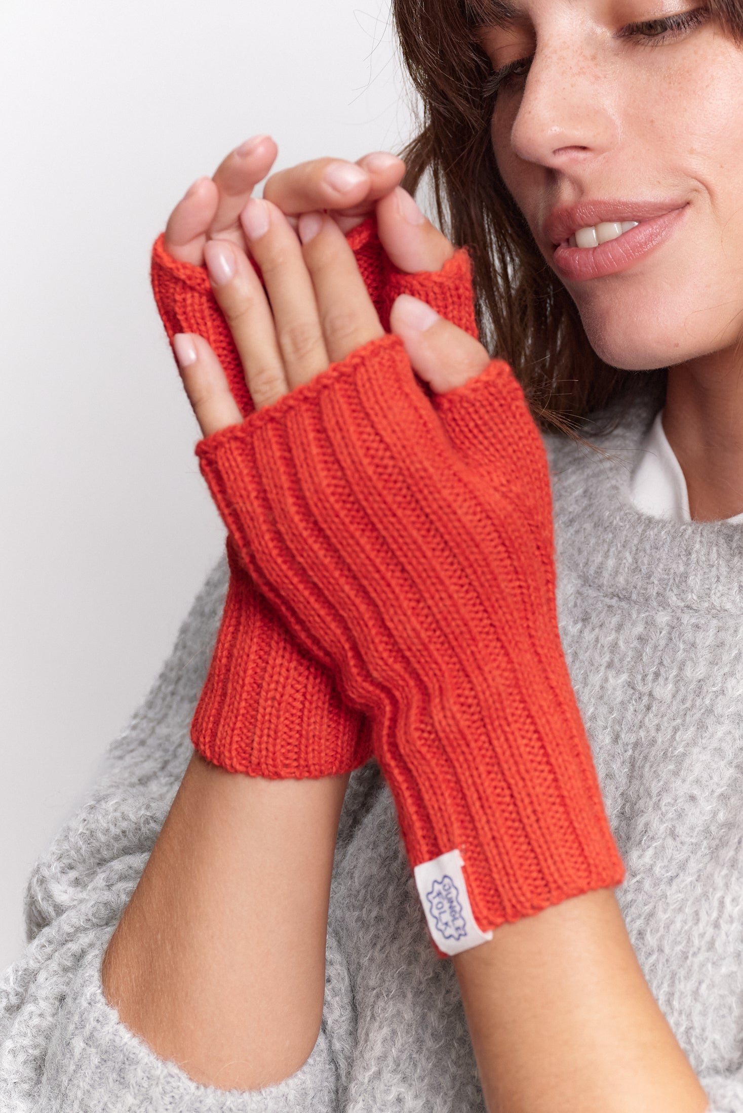 JF_AW26_Lookbook_Charlie_Mittens_Orange_02