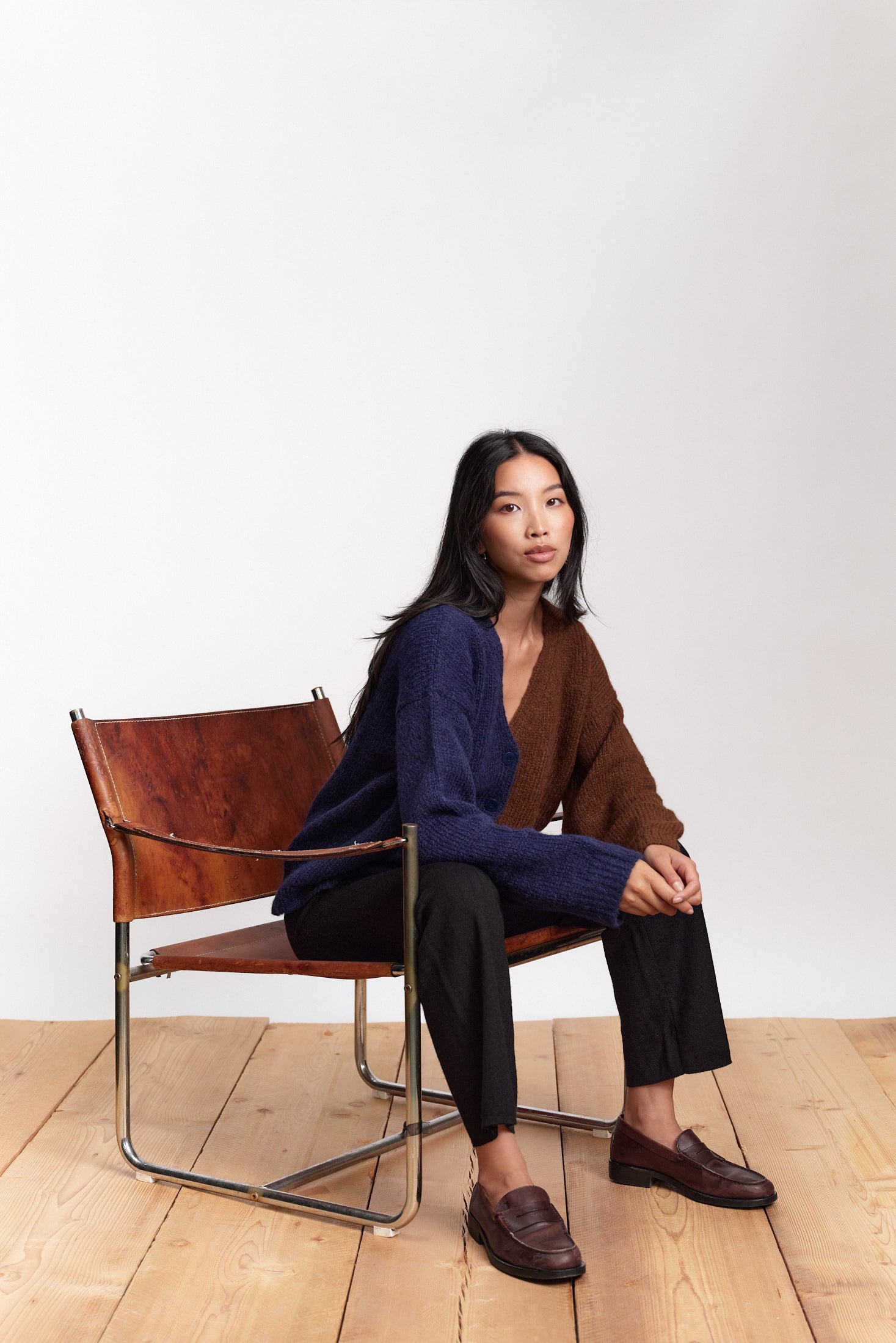 JF_AW26_Lookbook_Delta_Cardi_Chocolat-Navyblue_01