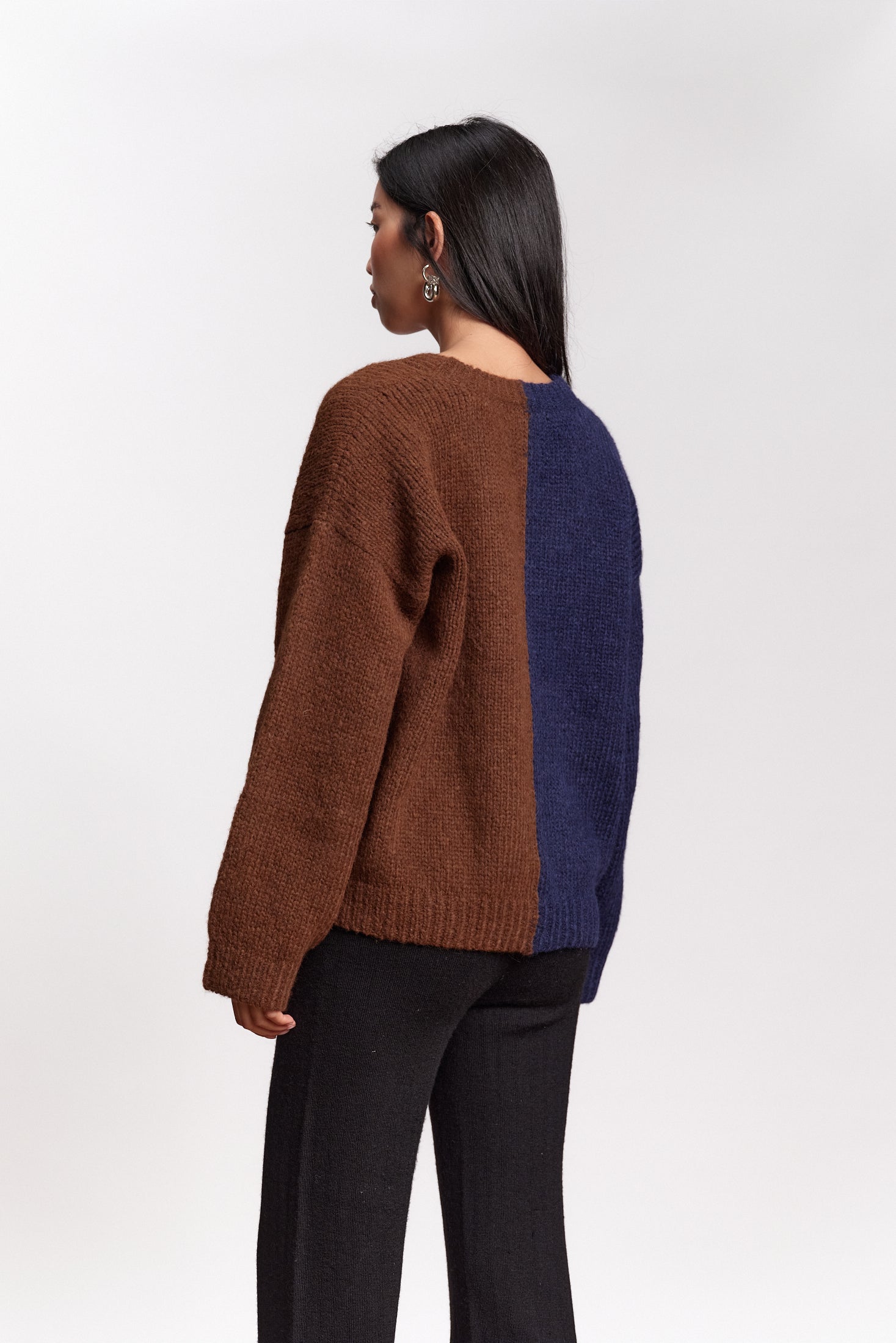 JF_AW26_Lookbook_Delta_Cardi_Chocolat-Navyblue_02