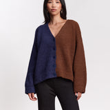 JF_AW26_Lookbook_Delta_Cardi_Chocolat-Navyblue_03