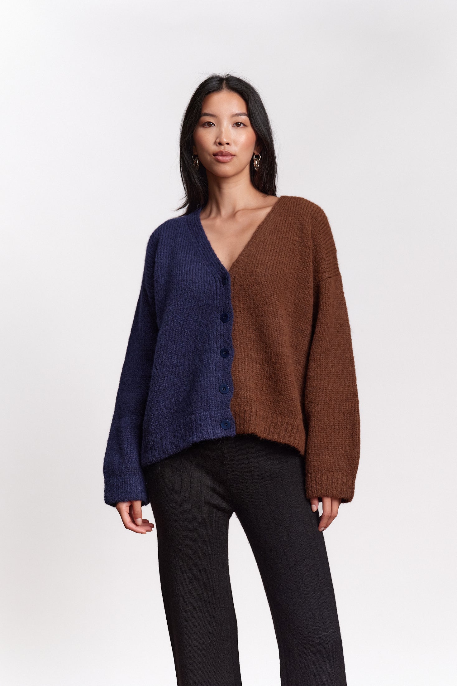 JF_AW26_Lookbook_Delta_Cardi_Chocolat-Navyblue_03