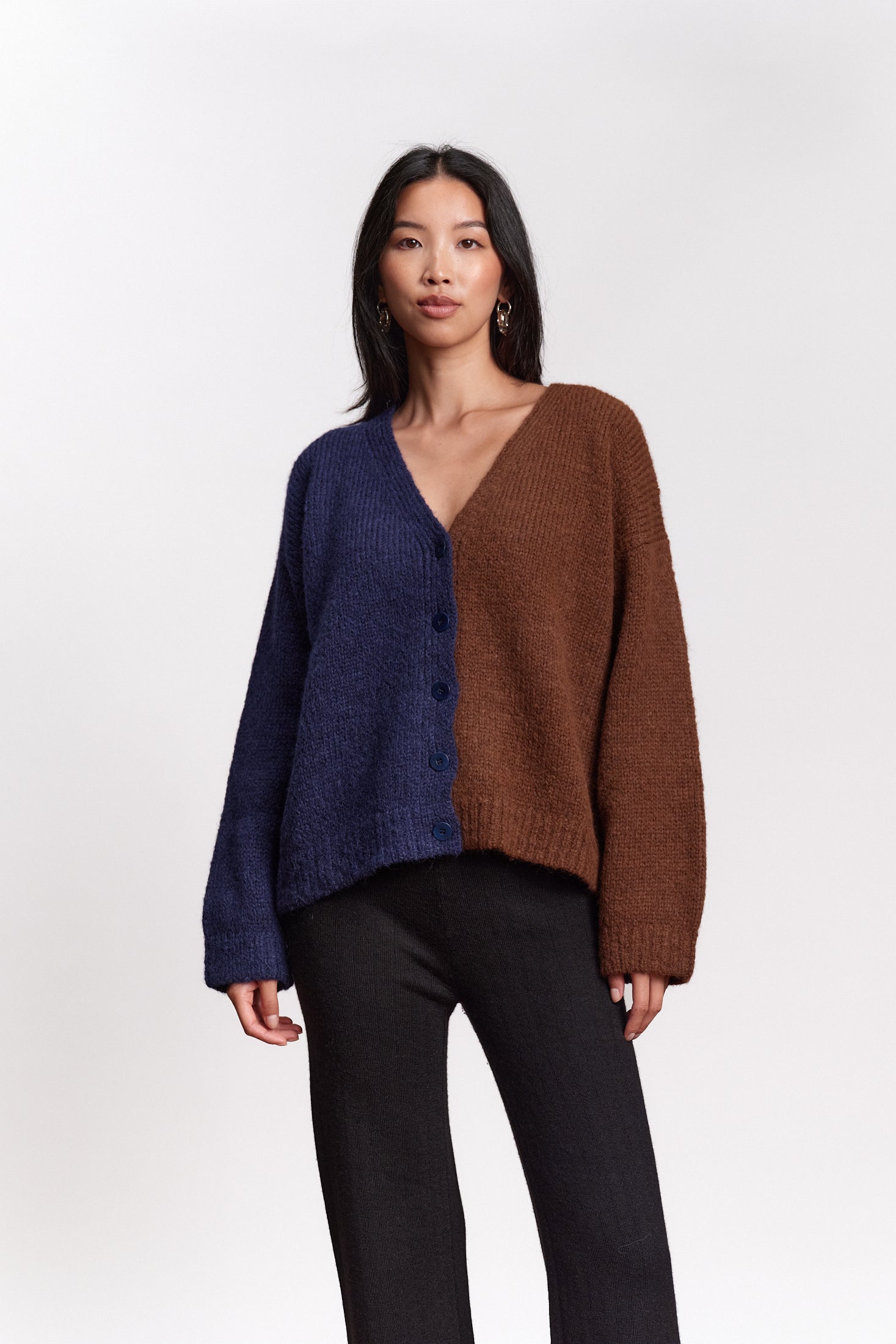 JF_AW26_Lookbook_Delta_Cardi_Chocolat-Navyblue_03