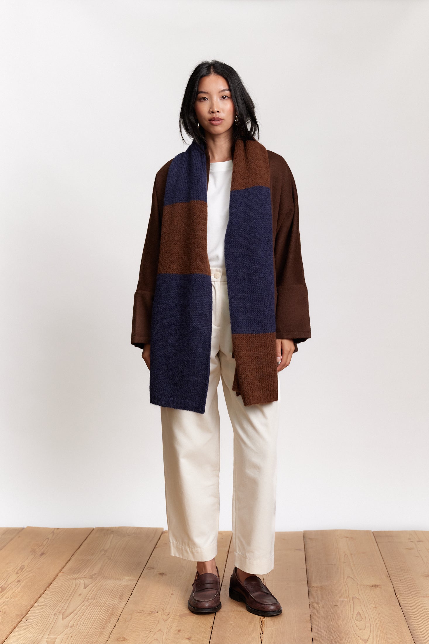 JF_AW26_Lookbook_Delta_Scarf_Chocolat-Navyblue_01