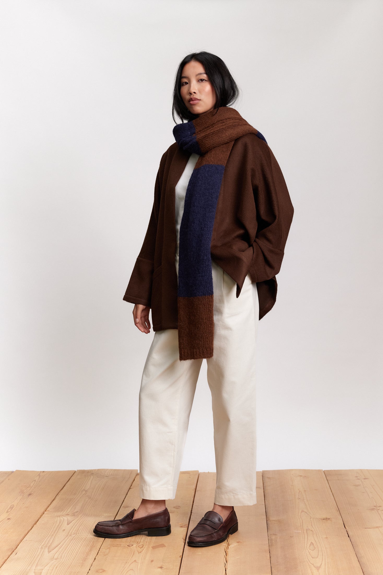 JF_AW26_Lookbook_Delta_Scarf_Chocolat-Navyblue_02