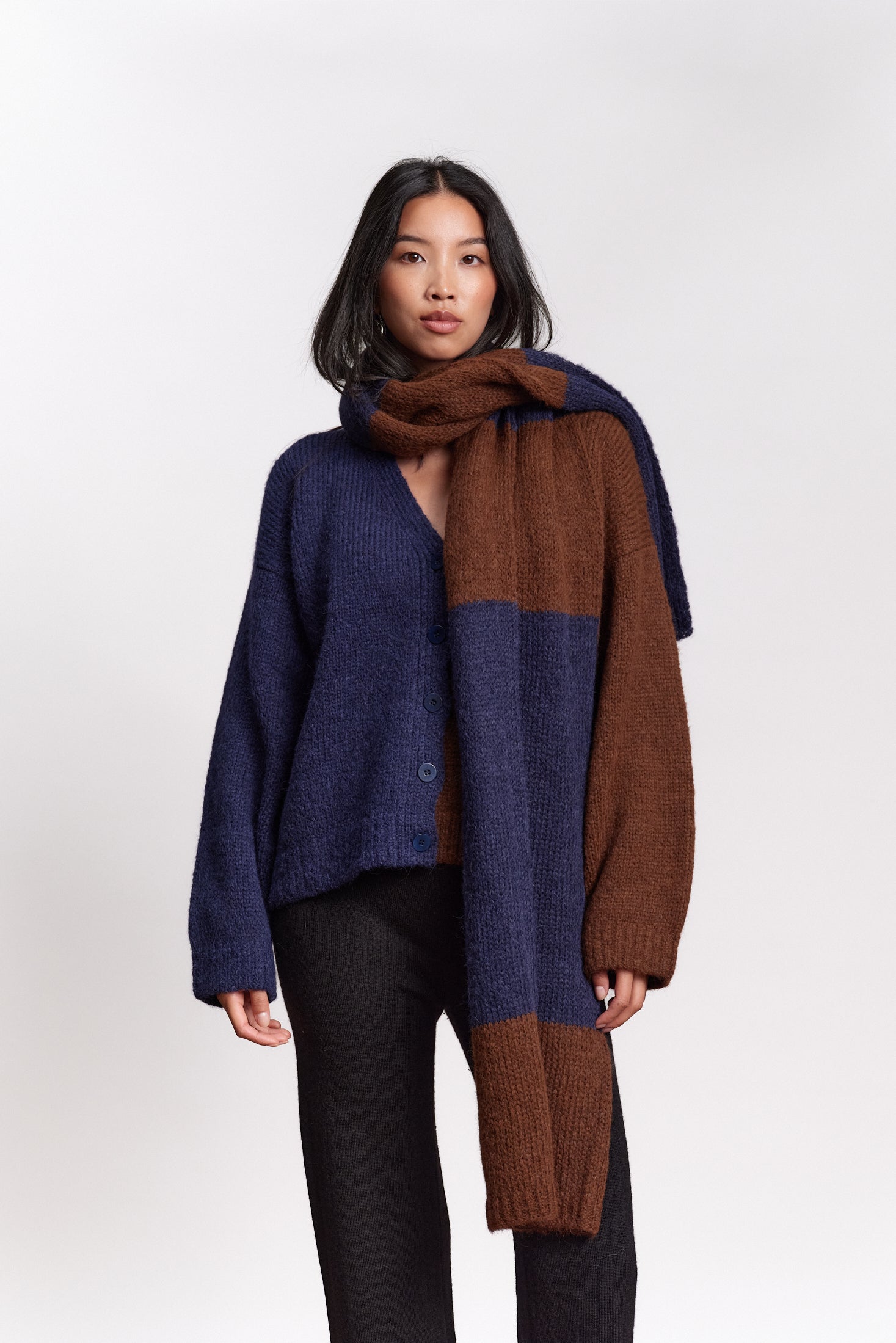 JF_AW26_Lookbook_Delta_Scarf_Chocolat-Navyblue_03
