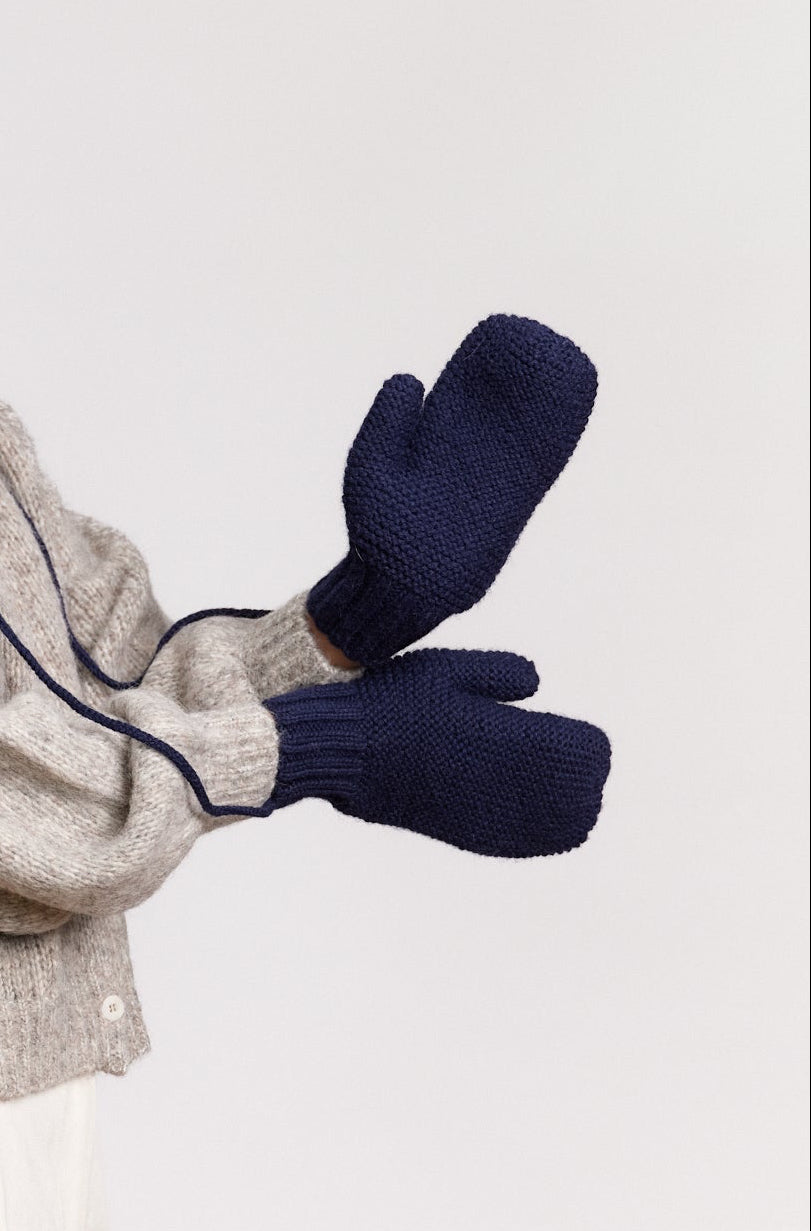 JF_AW26_Lookbook_Gonzalez_Navyblue_01