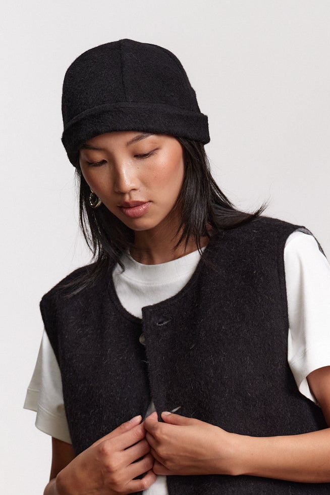 JF_AW26_Lookbook_Louis_Black-Antra_01