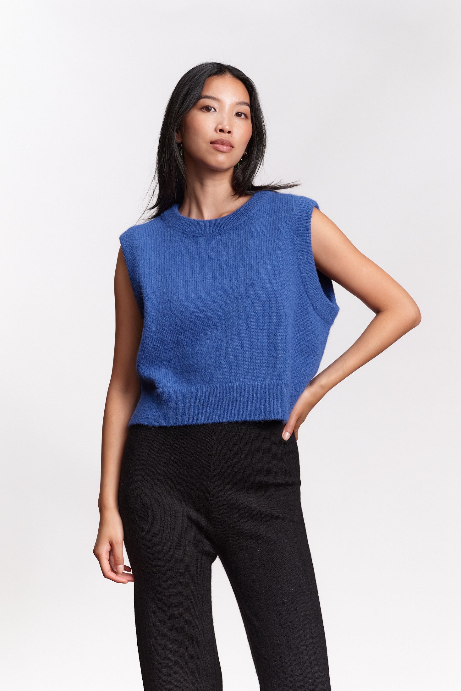 JF_AW26_Lookbook_Ruby_Cobaltblue_04